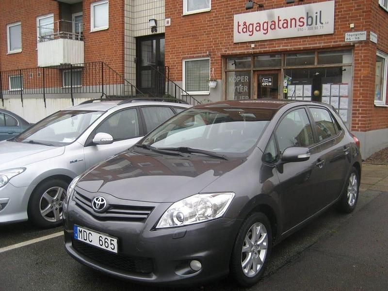 Grå/antracit effektmetallic Begagnad 2012 Toyota Auris Plus Halvkombi | 68 000 kr (Marknadspris) - Bild 1/4