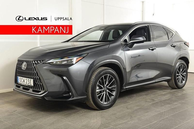 Grå Begagnad 2023 Lexus NX450h+ Business Edition SUV | 579 900 kr (Marknadspris) - Bild 1/4