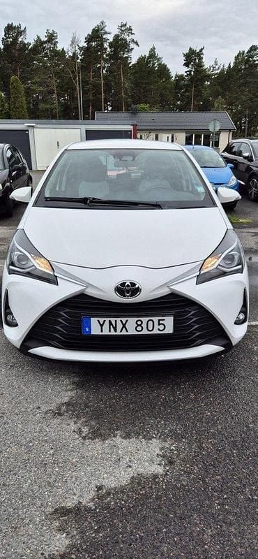Vit Begagnad 2017 Toyota Yaris Active Halvkombi | 125 000 kr (Bra pris) - Bild 1/4