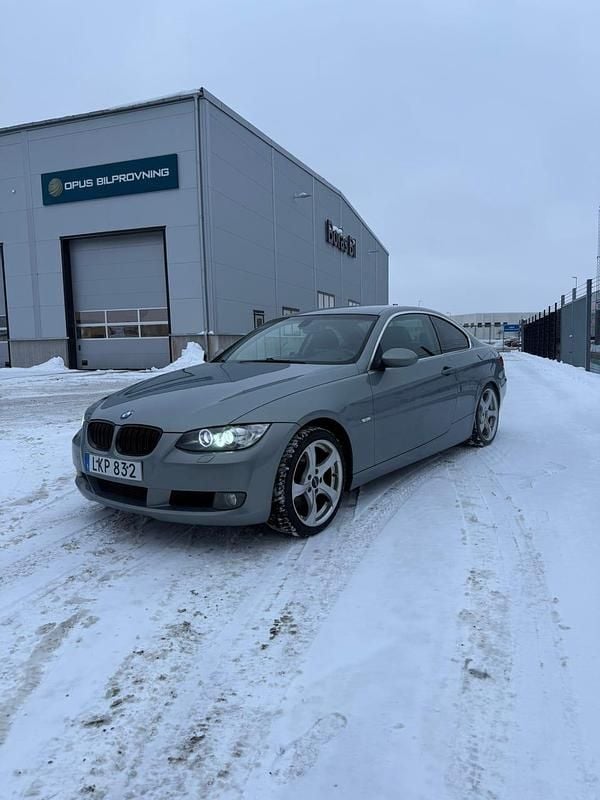 Arktis grey Begagnad 2008 BMW 325 Sportkupé | 60 000 kr (Bra pris) - Bild 1/4
