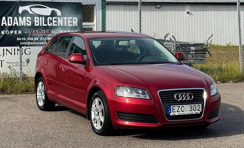 Röd Begagnad 2010 Audi A3 Sportback Attraction Halvkombi | 64 900 kr (Marknadspris) - Bild 1/4