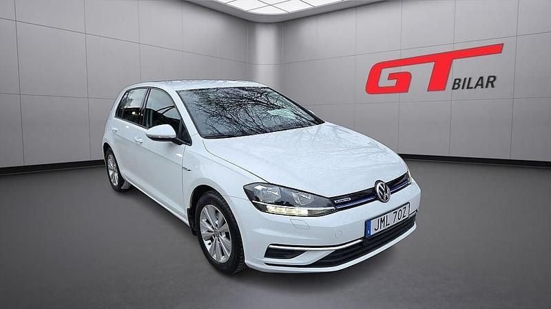 Begagnad VW Golf VII 131 HK (96 kW) 2019 Vit Halvkombi