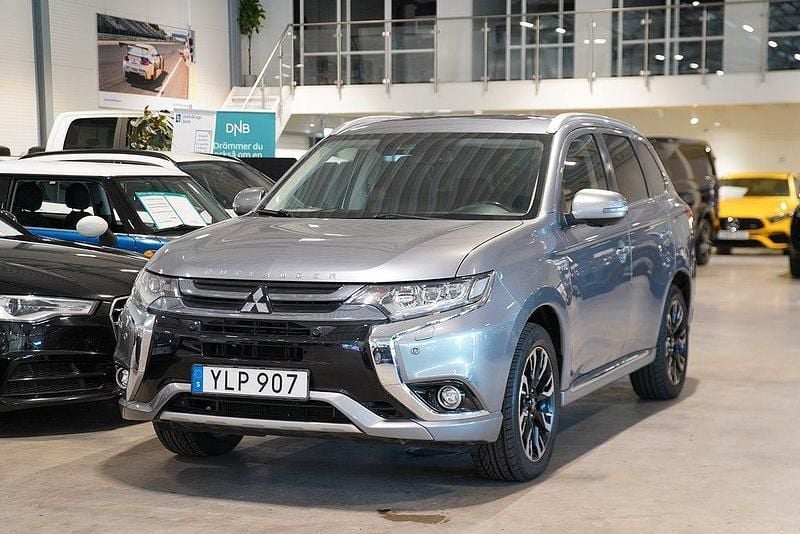 Grå Begagnad 2017 Mitsubishi Outlander P-HEV SUV | 189 900 kr (Marknadspris) - Bild 1/4