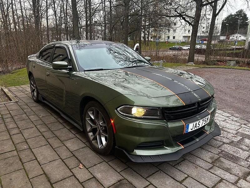 Mörkgrön Begagnad 2022 Dodge Charger Sedan | 274 900 kr - Bild 1/4