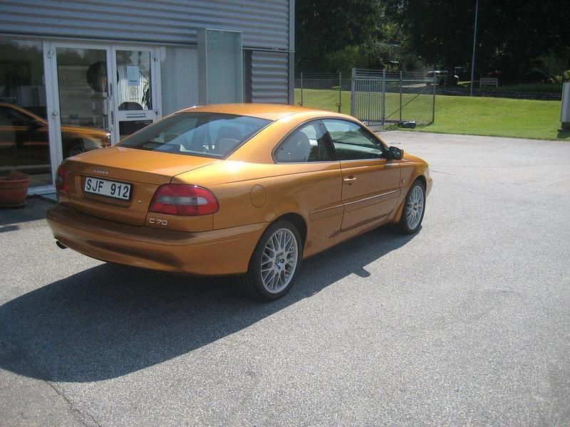 Begagnad Volvo C70 194 HK (142 kW) 2001 Gul Sportkupé