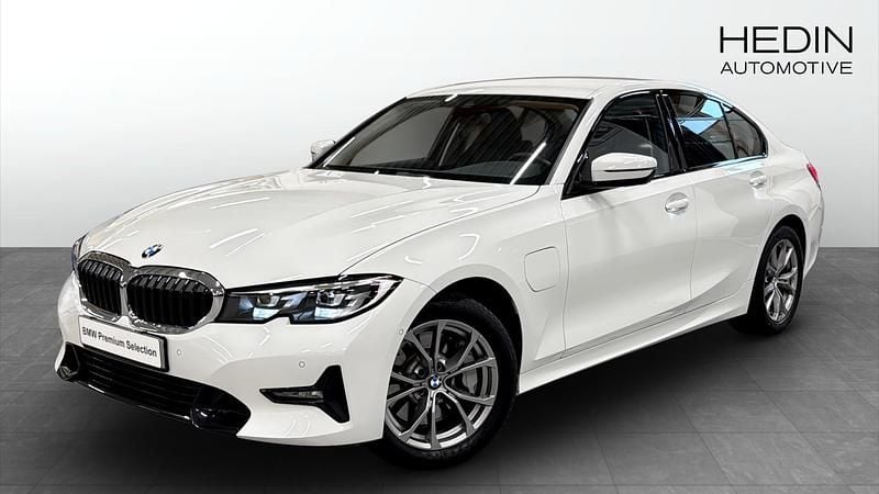 Vit (white) Begagnad 2020 BMW 330e Sport Line Sedan | 328 700 kr (Marknadspris) - Bild 1/4