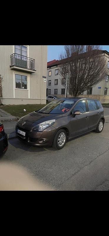 Brun Begagnad 2010 Renault Scénic III Minibuss | 27 500 kr (Bra pris) - Bild 1/3