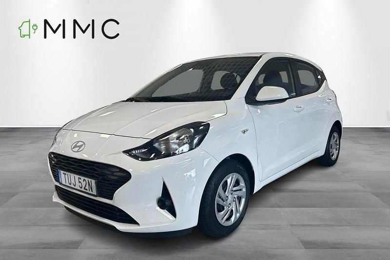 Vit (atlas white) Ny 2025 Hyundai i10 Essential Halvkombi | 189 900 kr (Lite dyr) - Bild 1/4