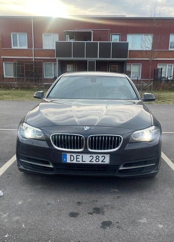Grå Begagnad 2016 BMW 520 Sedan | 145 000 kr (Bra pris) - Bild 1/4