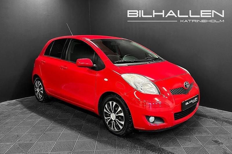 Röd Begagnad 2010 Toyota Yaris Halvkombi | 69 700 kr (Marknadspris) - Bild 1/4