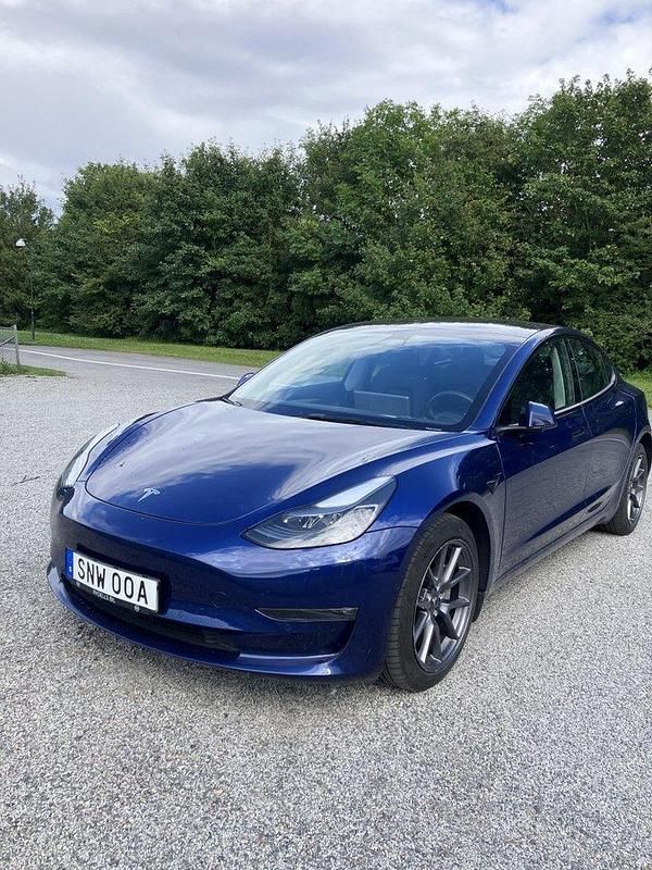Blå Begagnad 2021 Tesla Model 3 Long Range Sedan | 250 000 kr (Superpris) - Bild 1/2