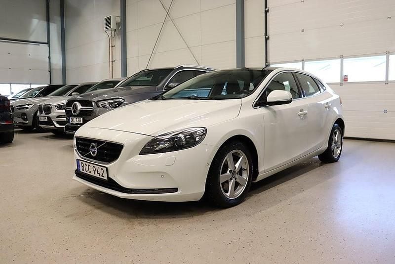 Vit Begagnad 2014 Volvo V40 Kombi | 139 800 kr (Marknadspris) - Bild 1/4