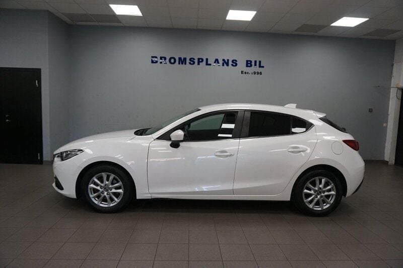 Vit Begagnad 2015 Mazda 3 Inclusive Halvkombi | 129 500 kr (Marknadspris) - Bild 1/4