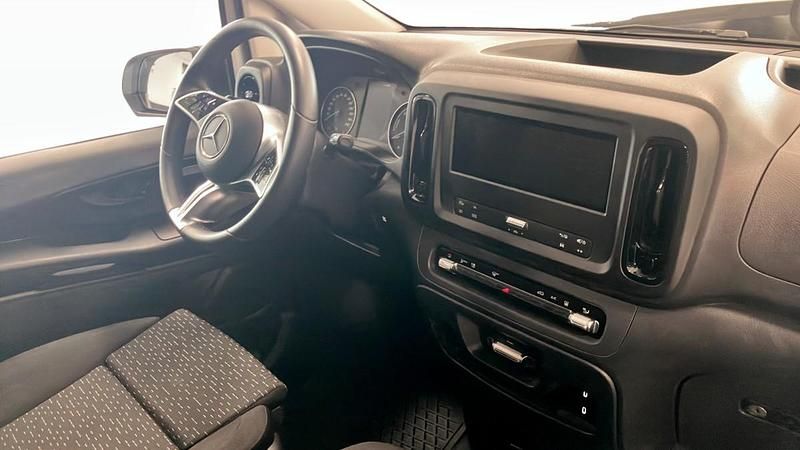 Begagnad Mercedes e-Vito 85 kW (116 HK) 2024 Minibuss