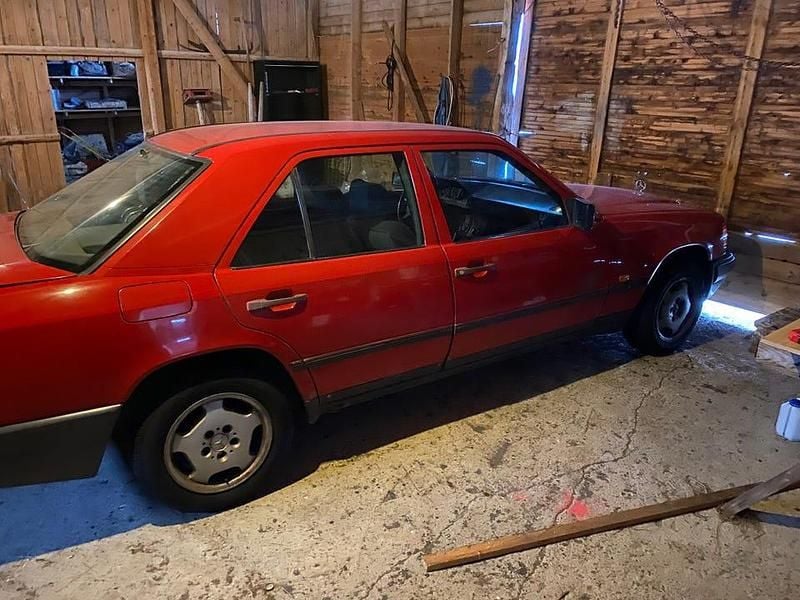 Begagnad 1987 Mercedes 200 Sedan | 20 000 kr - Bild 1/4