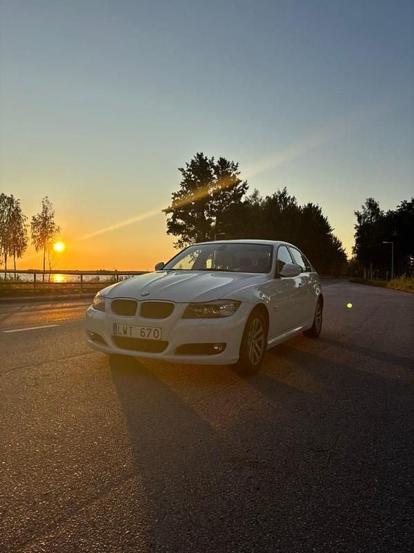 Begagnad 2011 BMW 320 Sedan | 99 000 kr (Marknadspris) - Bild 1/4