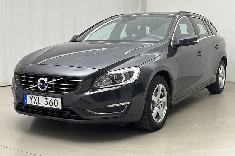 Grå Begagnad 2018 Volvo V60 Momentum Kombi | 189 800 kr (Superpris) - Bild 1/4
