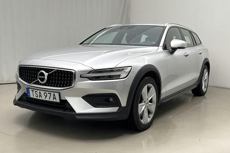 Silver Begagnad 2019 Volvo V60 CC SE Kombi | 294 800 kr (Marknadspris) - Bild 1/4