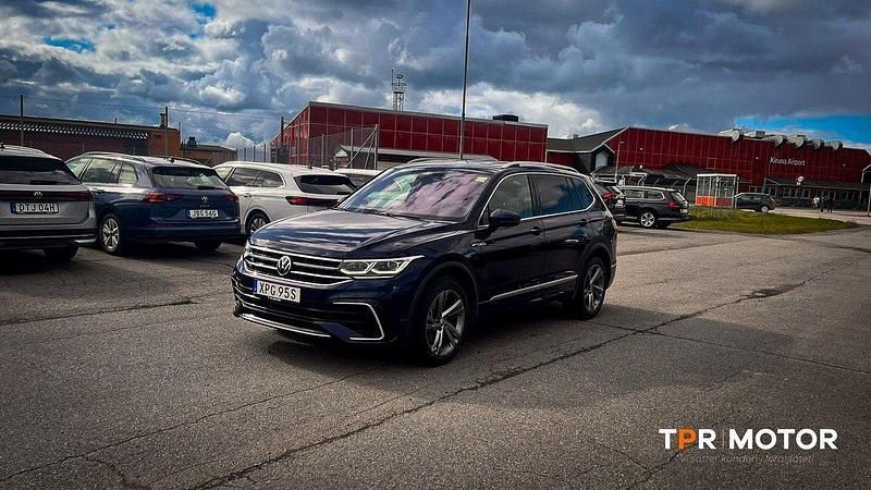 Mörkblå (blå) Begagnad 2023 VW Tiguan Allspace R-line SUV | 439 000 kr (Lite dyr) - Bild 1/1
