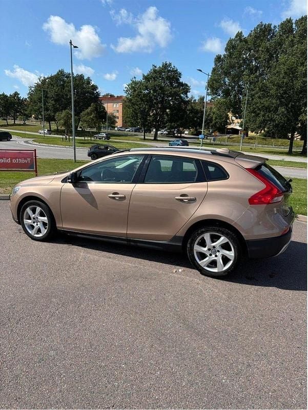 Brun Begagnad 2014 Volvo V40 CC Summum Kombi | 100 000 kr (Superpris) - Bild 1/4