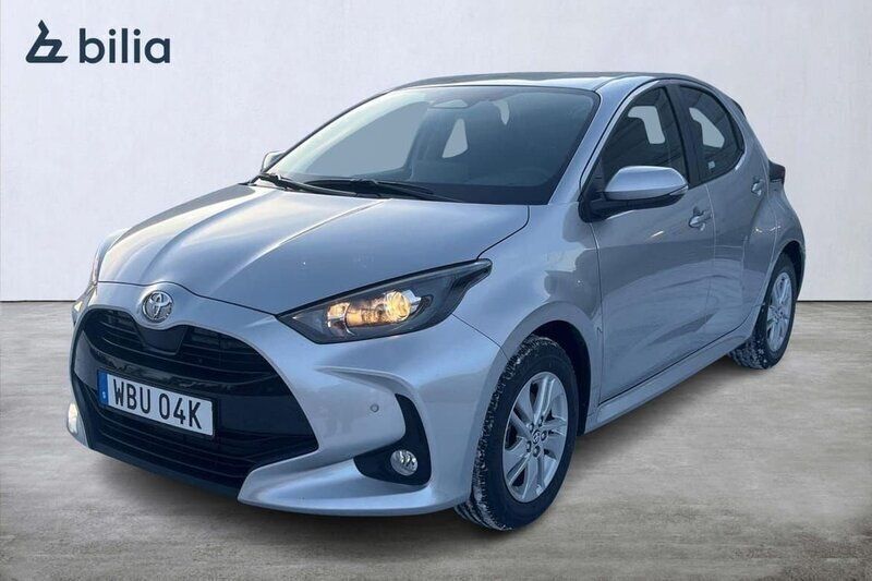 Silver Ny 2024 Toyota Yaris Hybrid Active Halvkombi | 271 800 kr (Marknadspris) - Bild 1/4