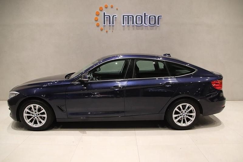 Blå Begagnad 2015 BMW 320 Gran Turismo Advantage Halvkombi | 159 000 kr (Marknadspris) - Bild 1/4