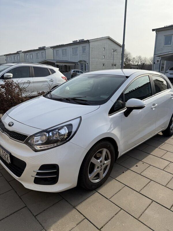 Vit Begagnad 2016 Kia Rio Halvkombi | 109 500 kr (Marknadspris) - Bild 1/4