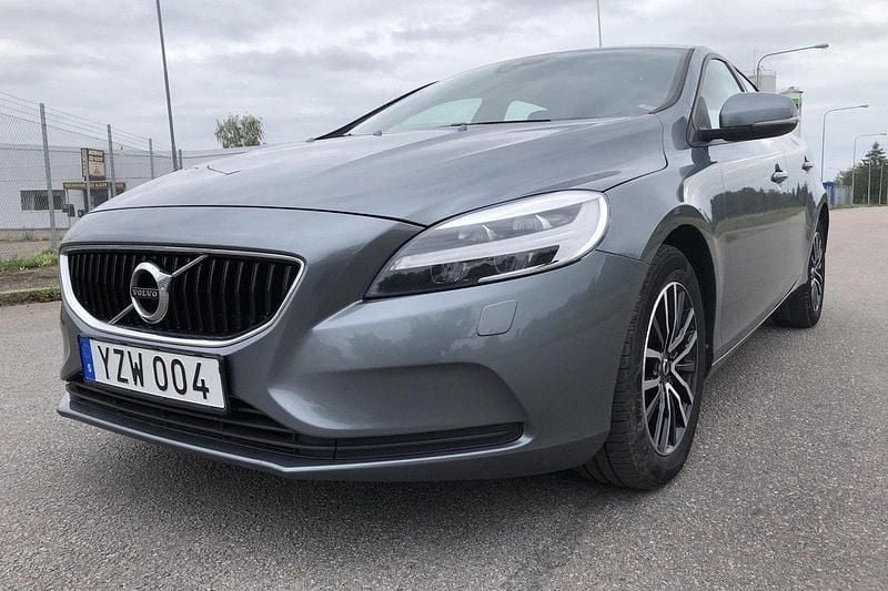 Grå Begagnad 2018 Volvo V40 Momentum Kombi | 142 000 kr (Bra pris) - Bild 1/4