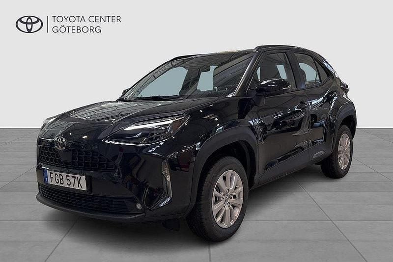 Svart Ny 2024 Toyota Yaris Cross Active SUV | 294 900 kr (Marknadspris) - Bild 1/4