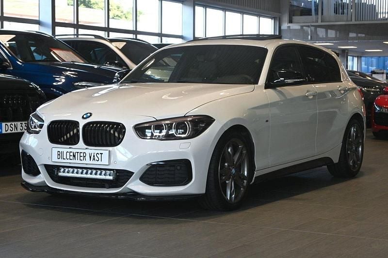 Vit Begagnad 2015 BMW M135 M Sport Halvkombi | 289 000 kr (Marknadspris) - Bild 1/4