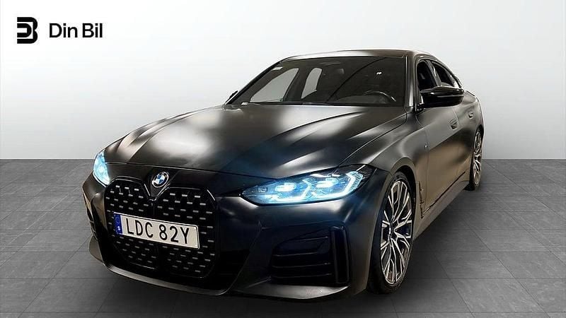 Röd folierad svart Begagnad 2021 BMW M440 M Sport Sedan | 459 800 kr (Dyr) - Bild 1/4