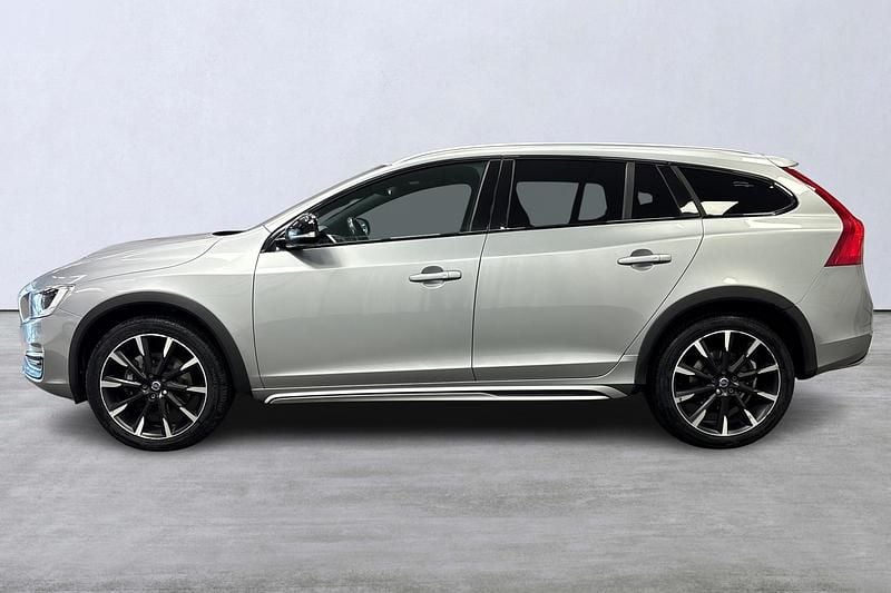 Begagnad Volvo V60 CC Business Edition 190 HK (139 kW) 2016 Silver Kombi