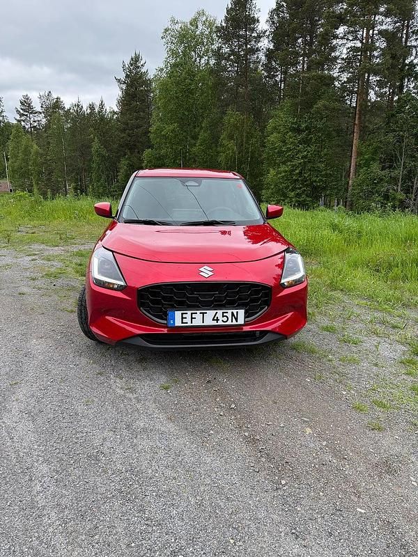 Begagnad Suzuki Swift 83 HK (61 kW) 2024 Röd Halvkombi
