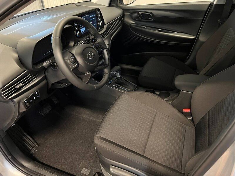 Begagnad Hyundai i20 Essential 101 HK (74 kW) 2022 Grå (sleek silver) Halvkombi