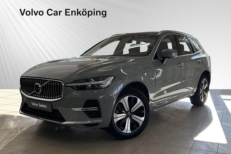 Grå Begagnad 2024 Volvo XC60 Plus SUV | 519 900 kr (Marknadspris) - Bild 1/3