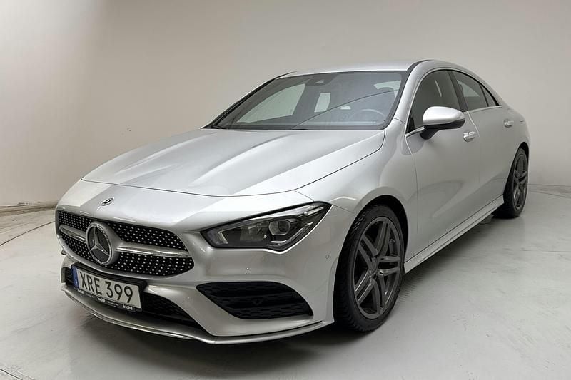 Silver Begagnad 2022 Mercedes CLA180 AMG line Sedan | 240 000 kr (Superpris) - Bild 1/4