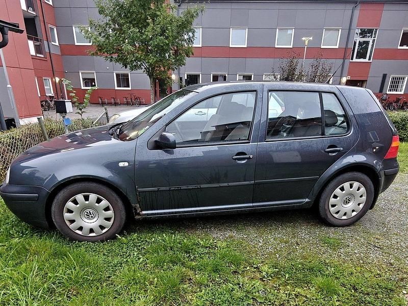 Grå Begagnad 2003 VW Golf IV Halvkombi | 10 000 kr (Superpris) - Bild 1/4