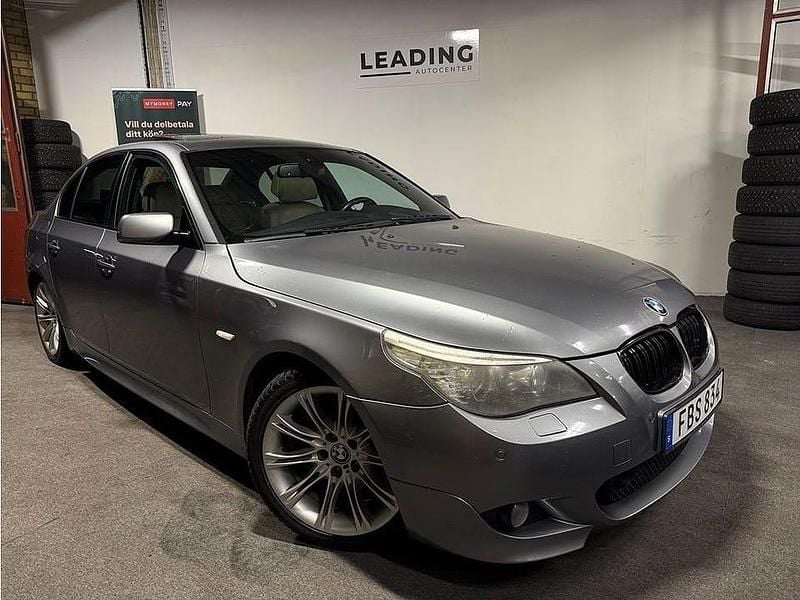Grå Begagnad 2009 BMW 530 M Sport Sedan | 89 900 kr (Lite dyr) - Bild 1/4