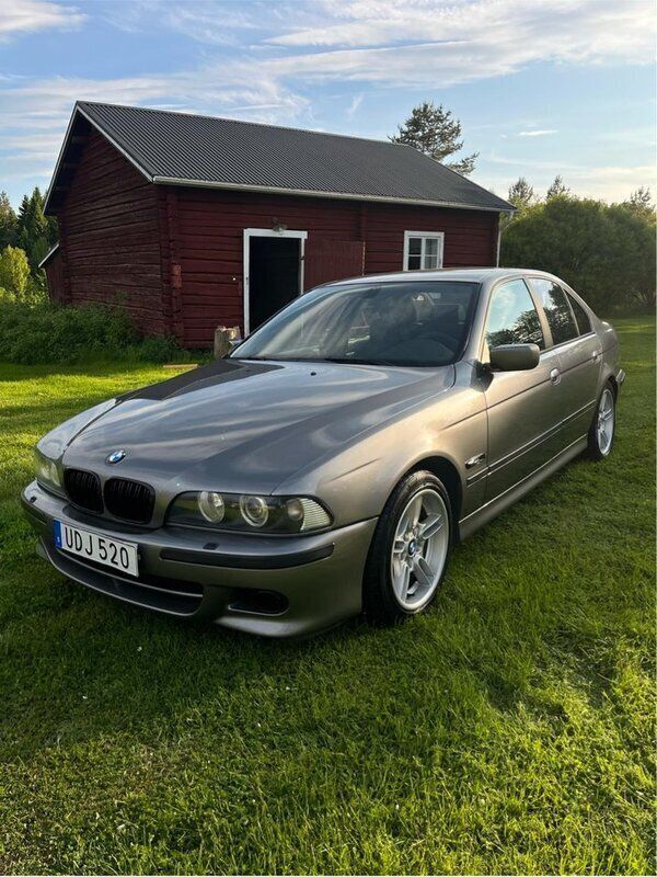 Grå Begagnad 2003 BMW 525 M Sport Sedan | 35 000 kr (Bra pris) - Bild 1/4