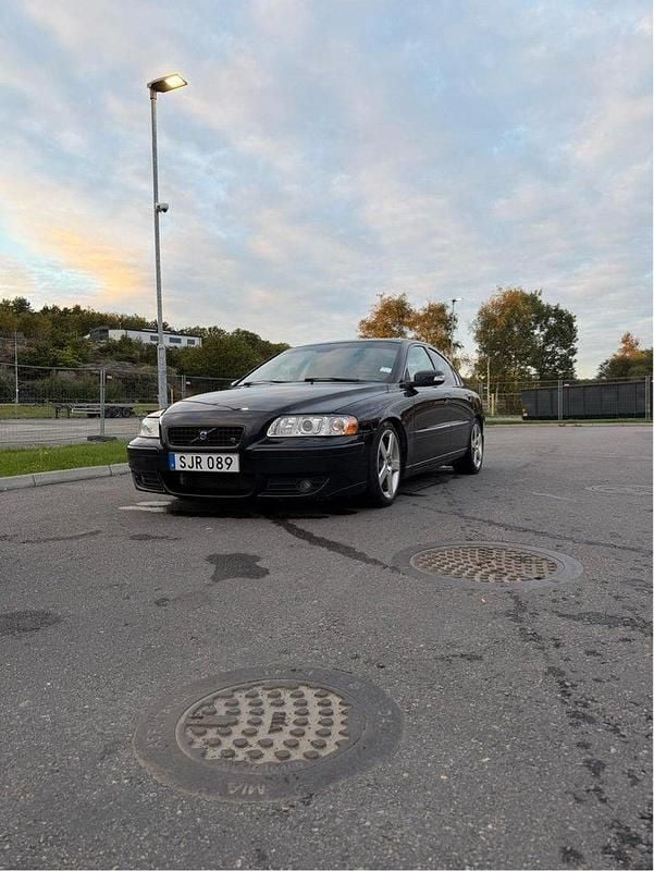 Svart Begagnad 2007 Volvo S60 Momentum Sedan | 95 000 kr (Lite dyr) - Bild 1/4