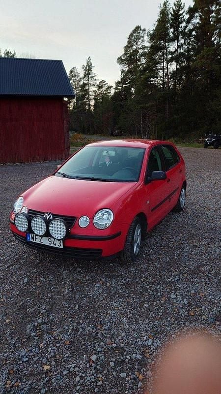 Röd Begagnad 2005 VW Polo Basis Halvkombi | 21 500 kr (Bra pris) - Bild 1/4
