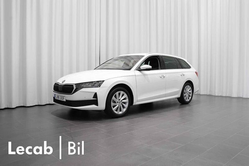 Vit (candy white) Begagnad 2025 Skoda Octavia Kombi | 284 500 kr (Marknadspris) - Bild 1/4