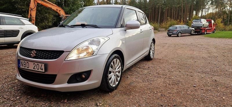 Grå Begagnad 2013 Suzuki Swift Halvkombi | 30 000 kr (Bra pris) - Bild 1/4