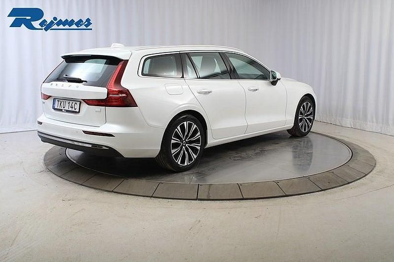 Begagnad Volvo V60 Core 253 HK (186 kW) 2022 Vit Kombi