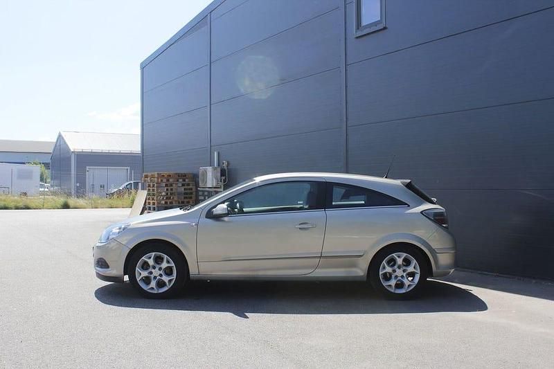 Begagnad Opel Astra GTC 126 HK (92 kW) 2005 Grå Halvkombi