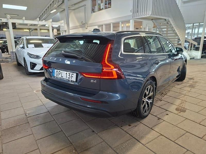 Begagnad Volvo V60 Core 197 HK (144 kW) 2024 Denim blue Kombi