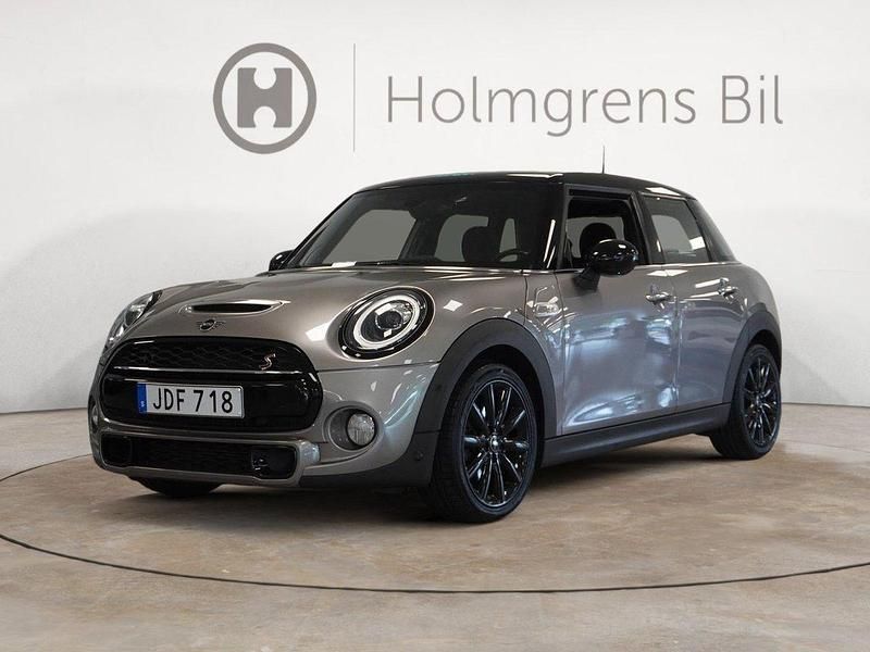 Grå Begagnad 2018 Mini Cooper Halvkombi | 229 800 kr (Marknadspris) - Bild 1/4