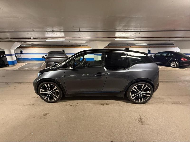 Grå Begagnad 2021 BMW i3 Comfort Edition Halvkombi | 204 900 kr (Marknadspris) - Bild 1/4