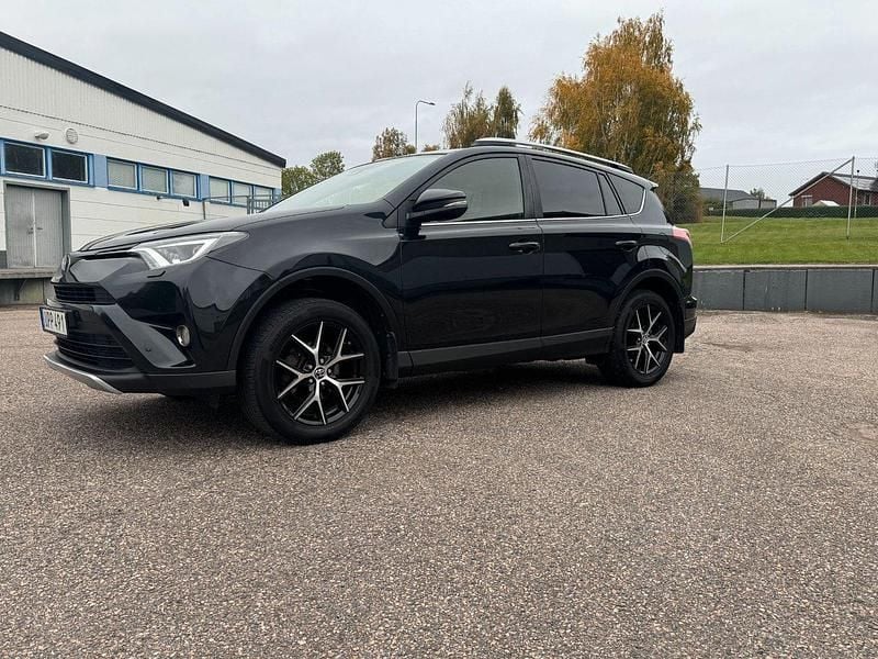 Svart Begagnad 2016 Toyota RAV4 Active SUV | 169 900 kr (Marknadspris) - Bild 1/4