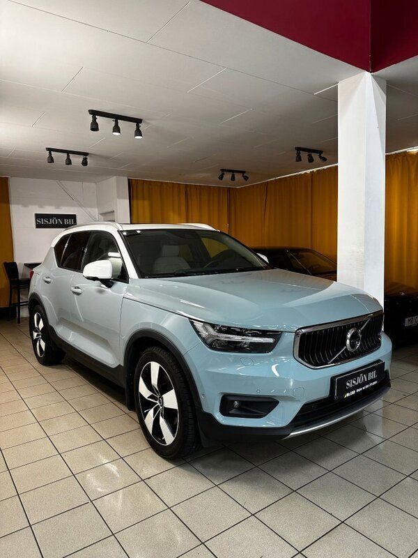 Ljusblå (blå) Begagnad 2018 Volvo XC40 SUV | 269 000 kr (Marknadspris) - Bild 1/4